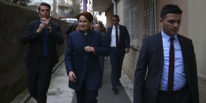 Akşener'den Özer ailesine taziye ziyareti
