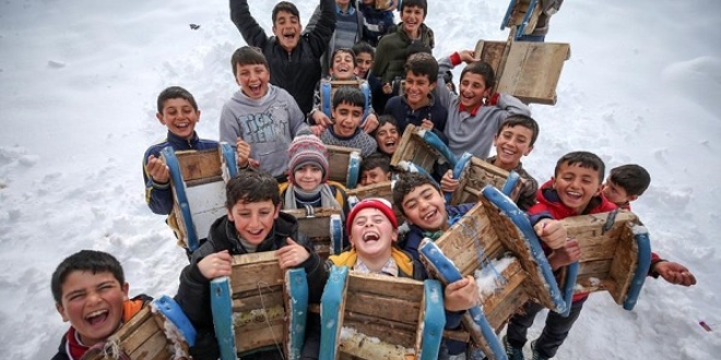 Mutlu olmaları için karlı bir tepe ve kızak yetiyor