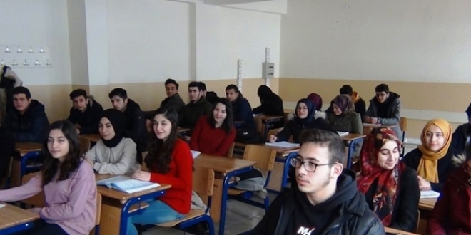 Fedakar öğretmenler tatil yapmayıp, zamanlarını öğrencilere ayırdı