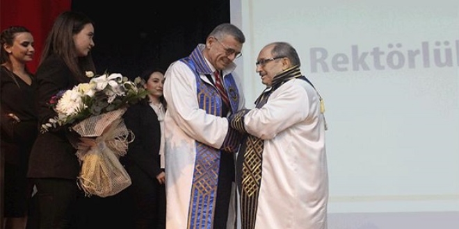 Gözyaşları ile 'Rektörlük Devir Teslim Töreni'