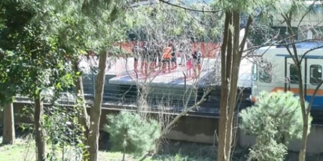 3 küçük kızını metro raylarına bıraktı