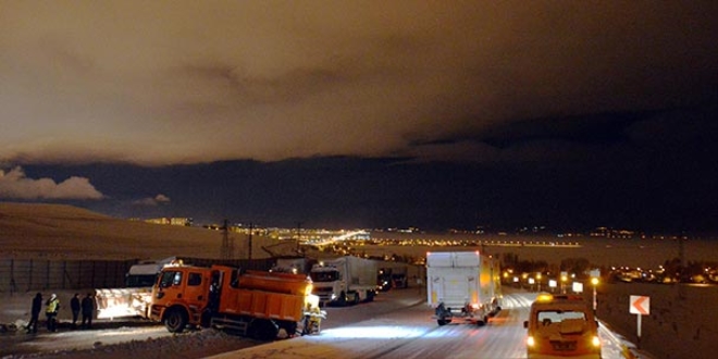 Tır yoldan çıktı, 30 araç mahsur kaldı