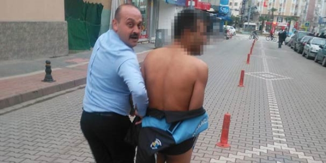 Çıplak gezen şahsı, zabıta kendi elbiselerini giydirerek engelledi
