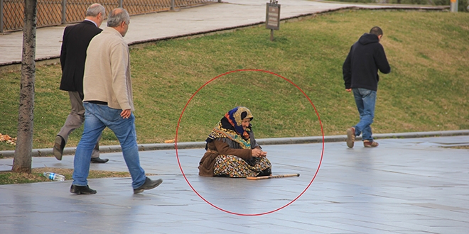 Meslek haline getirmiş, 80 yıldır dileniyor