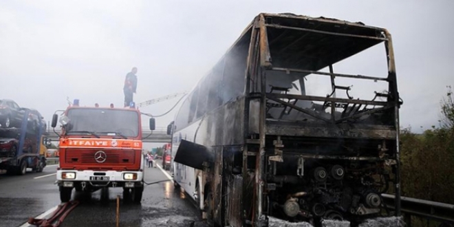 TEM'de seyir halindeki yolcu otobs yand