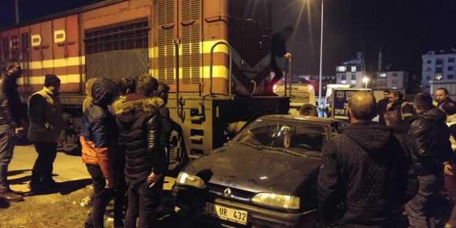Geçit kapalıyken demir yoluna girince lokomotif çarptı