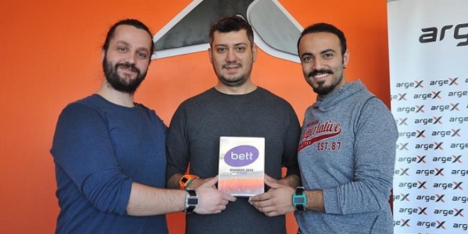 Türk mühendisler akıllı saatle en iyi teknoloji ödülünü aldılar