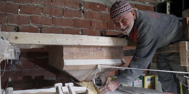 Değirmenin çarkını 64 yıldır döndürüyor