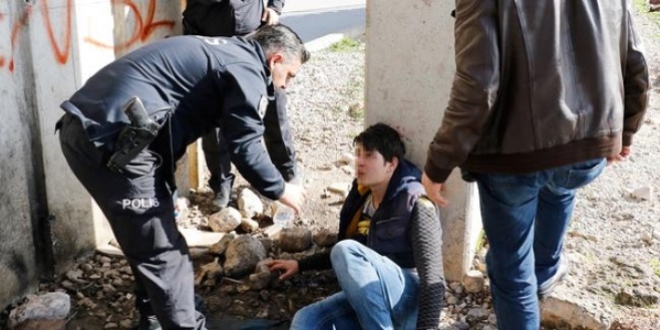 'Polis misin, hamamcı mısın; beni neden yıkıyorsun?'