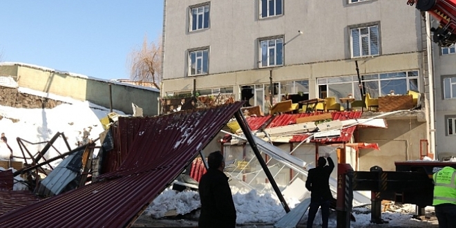 Çatıdan düşen kar kafeyi çökertti: 1 ölü, 7 yaralı