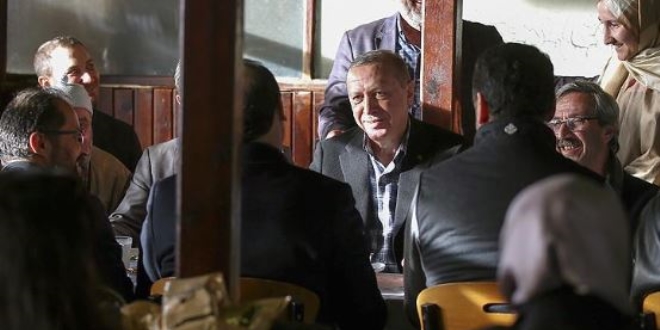 Erdoğan, Çay Bahçesi'nde vatandaşlarla sohbet etti