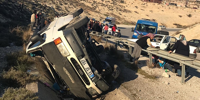 Mersin'de kamyonet devrildi: 11 yaralı