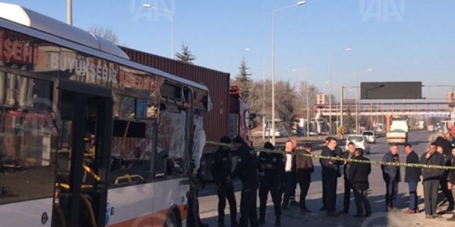 Eskişehir'de halk otobüsü tırla çarpıştı: 1 ölü 17 yaralı