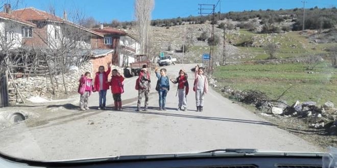 Öğretmenlerini göndermemek için kendilerini aracın önüne attılar
