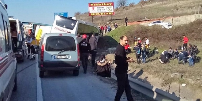 Balıkesir'de yolcu otobüsü tıra çarptı: 29 yaralı