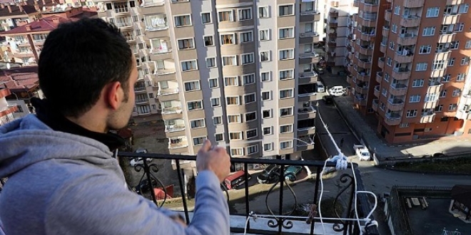 Markete gitmeye üşenince evinin balkonuna teleferik kurdu