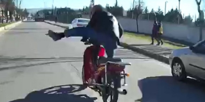 Öğretmene tekme atan motosikletli, bu kez düğün konvoyuna saldırdı
