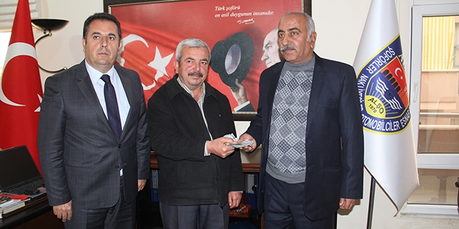Taksiciden örnek davranış: 2 bin doları teslim etti