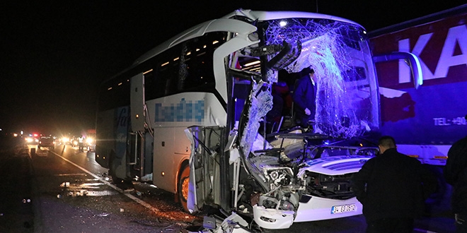 Erzincan'da yolcu otobüsü tıra çarptı: 7 yaralı