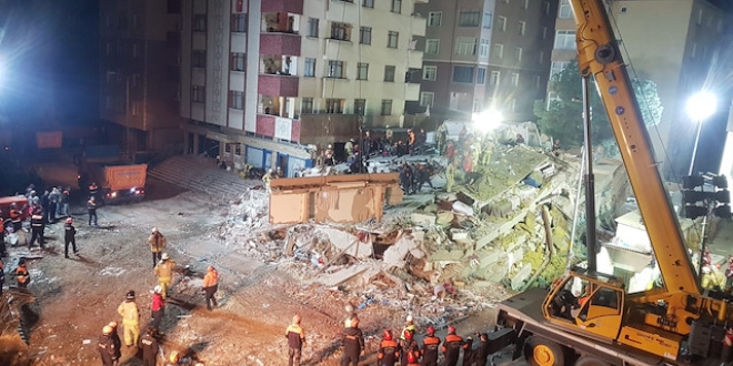 Çöken binadaki çalışmalar durduruldu
