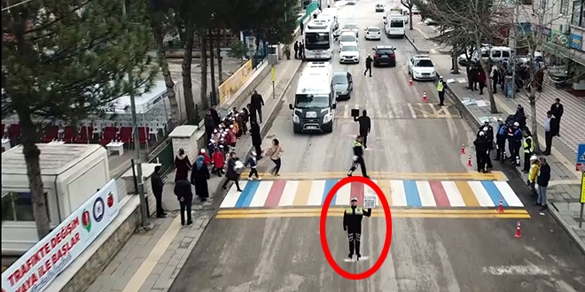 Okul önünde 'maket polis' uygulaması