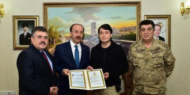 Şüpheliyi etkisiz hale getiren polisler ödüllendirildi