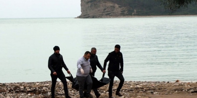 Antalya'da vücudunun üst tarafı olmayan erkek cesedi kıyıya vurdu