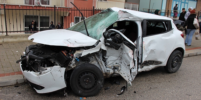 Almanca öğretmeni trafik kazası geçirdi: 1 ölü, 1 yaralı