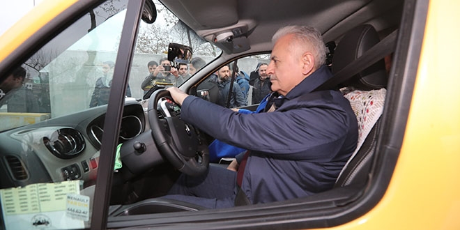 Binali Yıldırım, minibüs durağını ziyaret etti