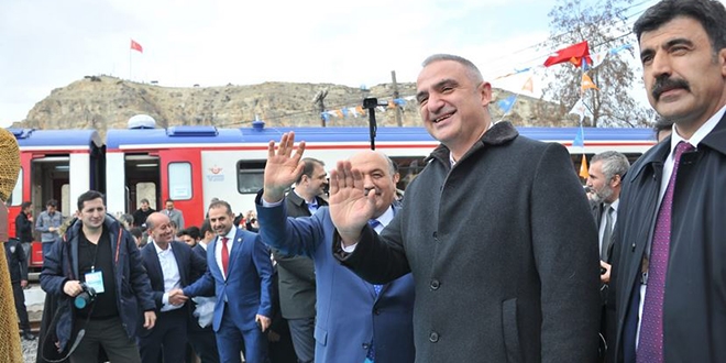 Bakan Ersoy trenle yolculuk yaptı