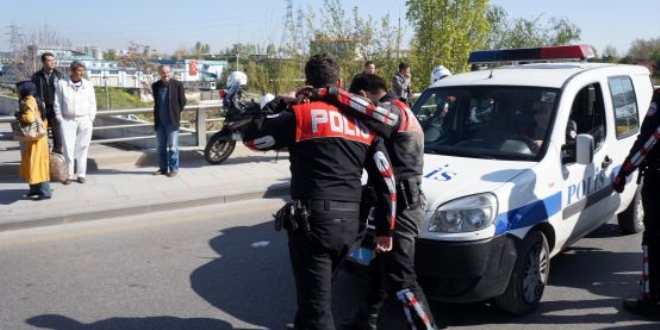 Okula gitmek istemedikleri için evden kaçmışlar