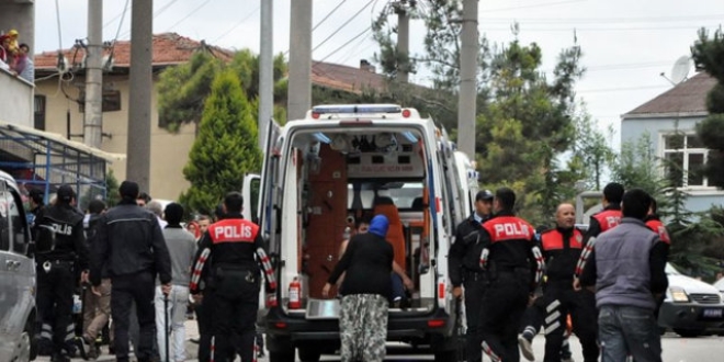 Kocaeli'de taşlı sopalı kavga: 1 polis yaralı