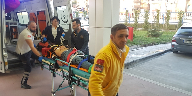 Elleri kelepçeli şekilde adliyenin 2. katından atladı