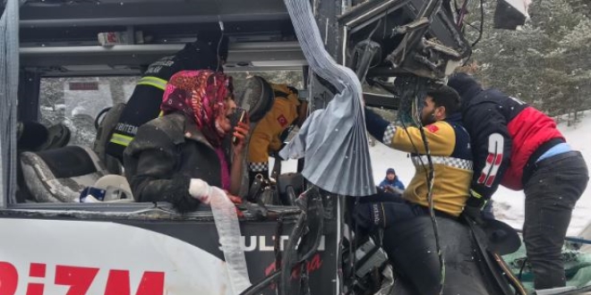 Kars-Erzurum karayolunda midibüs devrildi: 23 yaralı