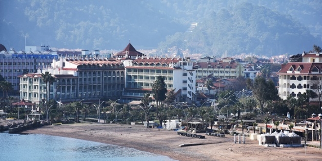 Marmaris'te deniz yaklaşık 5 metre çekildi