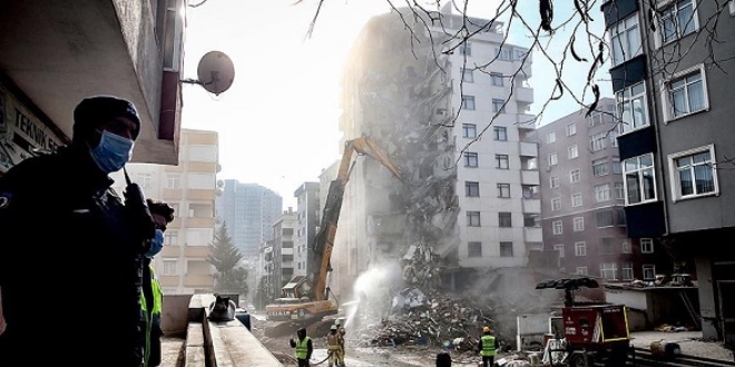 Kartal'da riskli binaların yıkımı sürüyor