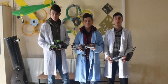 Teknoloji meraklısı öğrenciler tasarladıkları 'Drone'larla yarışmalara hazırlanıyorlar