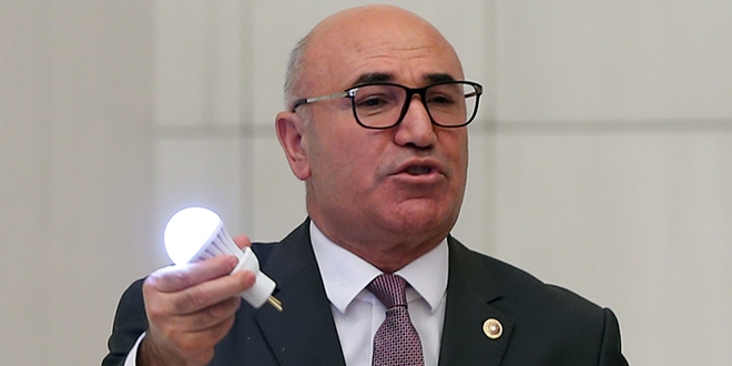 CHP'li Tanal, kürsüye yanan ampül ile çıktı