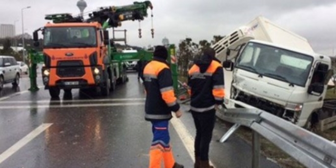 E-5'te kaza: Bariyerleri aşan kamyon yeşil alana düştü