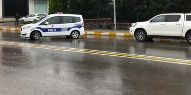 Banka önünde gasp etmek istedikleri kişiyi vurup kaçtılar