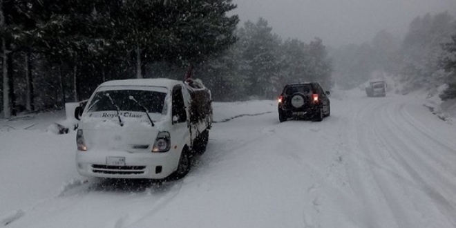Kar yolları kapattı, Kazdağları'nda onlarca araç mahsur kaldı