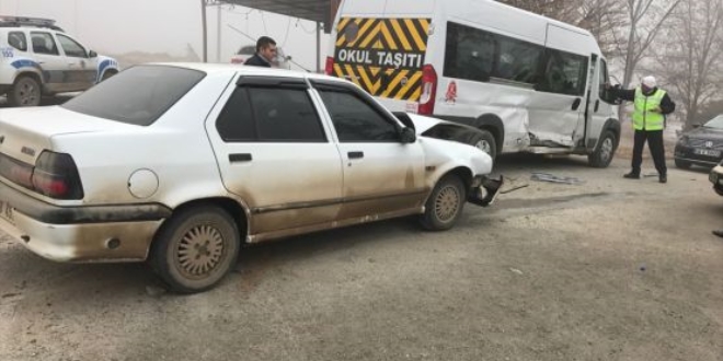 Öğrenci servisi otomobille çarpıştı: 5 yaralı