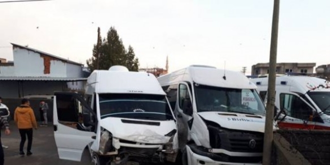 Adıyaman'da öğrenci servisleri çarpıştı: 8 yaralı