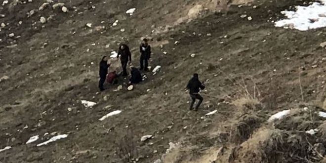 İntihardan vazgeçti ama kayalıklardan yuvarlandı