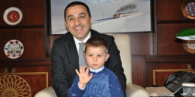 Vali Öksüz'den bayrağı öpen çocuğa hediye
