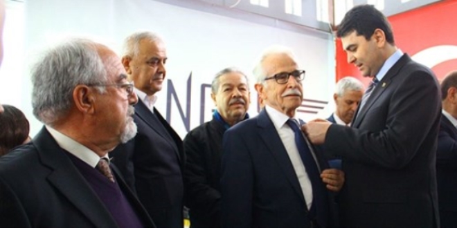 5'inci kez parti rozeti değiştirdi!