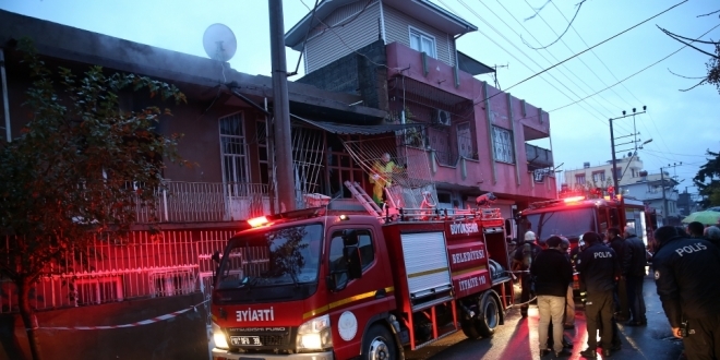 Yangında mahsur kalan yaşlı kadını itfaiye kurtardı