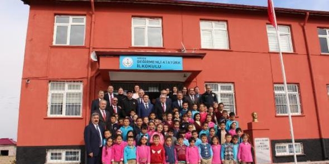 Hükümlüler cezalarını okul boyayarak çekti