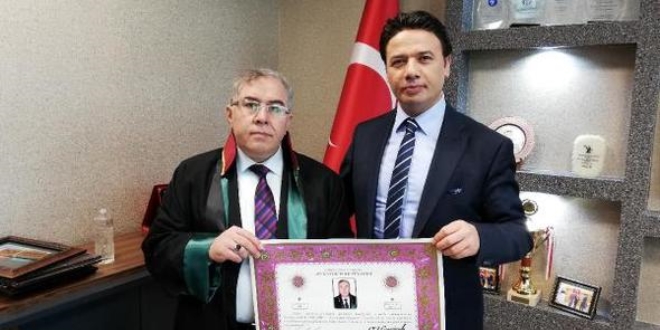 24 yıl sonra avukatlık cübbesini giydi