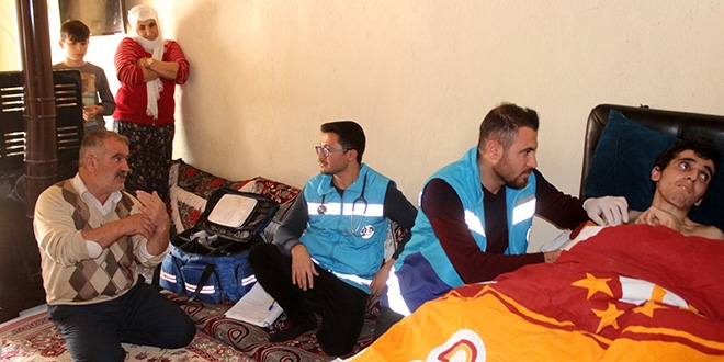 Sağlık personelleri evlere şifa götürüyor